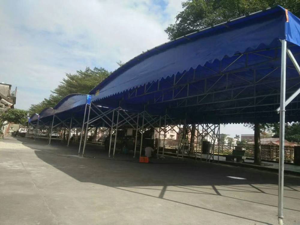 长沙地铁6号线工地罩上防尘隔离棚 可降低噪音减少扬尘污染