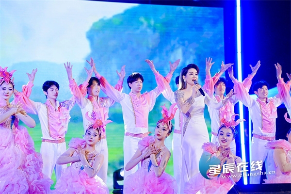 欢腾的户外运动精彩的草坪音乐会……2024年全国露营大会（涟源站）举行(图2)