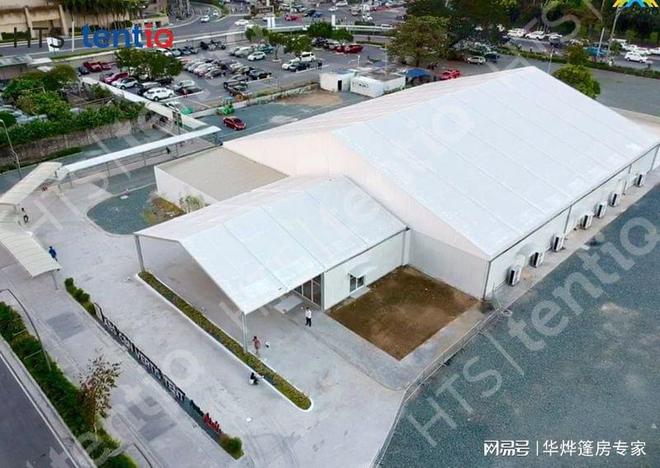 这座篷房空间容纳近3000人轻松迎接当地雨季暴雨的洗礼