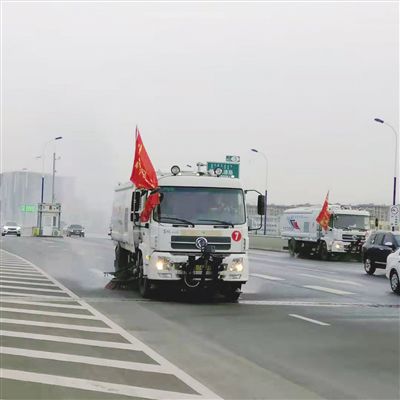 环卫部门及时抑尘除尘应对沙尘天气br