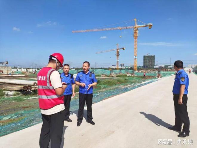 泰州高港：迎“蓝”而上 严控工地扬尘(图2)