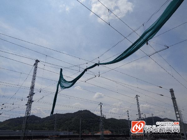 三十余米防尘网横挂铁路站场接触网 检车员发现报警除险情