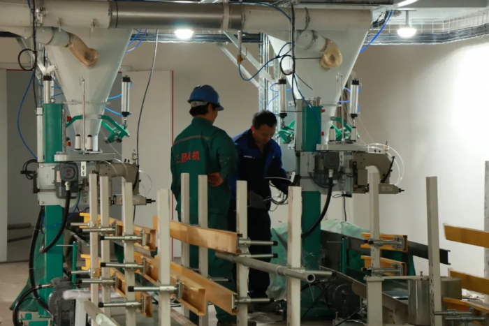 井研县年产30万吨高端饲料生产研发项目建设跑出“加速度”(图3)
