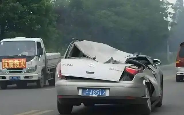 汶川地震幸存的“神车”：因车牌特殊公安部特批入驻纪念馆(图2)